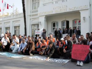 ANTALYA BELEDİYESİ ÖNÜNDE MAAŞ EYLEMİ