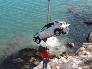 ANTALYA'DA 30 METRE YÜKSEKLİKTEN DENİZE UÇTU