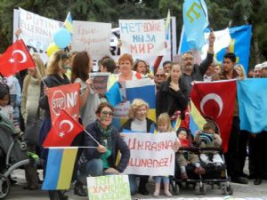 ANTALYA'DA UKRAYNALI GELİNLER RUSYA'YI PROTESTO ETTİ