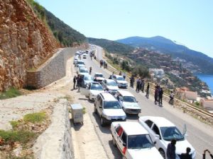 DENİZ BAYKAL'IN KONVOYUNDA KAZA: 5 YARALI